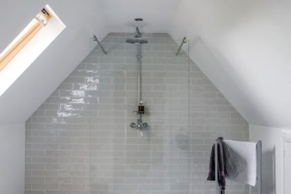 Bathroom sloped badezimmer attic oberlicht slanted dachboden kleines groo skylight