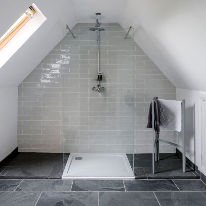 Bathroom sloped badezimmer attic oberlicht slanted dachboden kleines groo skylight